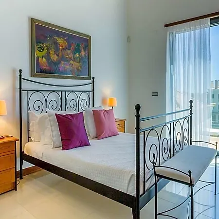 Sleeps 6 Pool Air Con Wifi