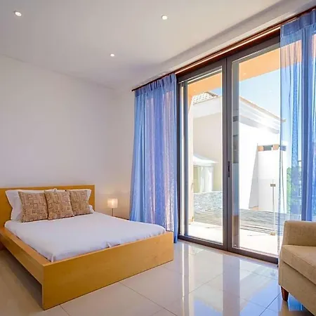 Villa Sleeps 6 Pool Air Con Wifi *