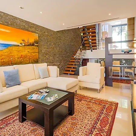 Sleeps 6 Pool Air Con Wifi Villa